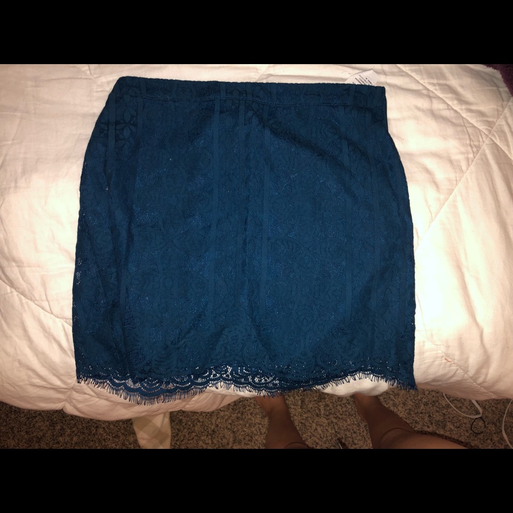 HOLLISTER BLUE LACE SKIRT SIZE 5